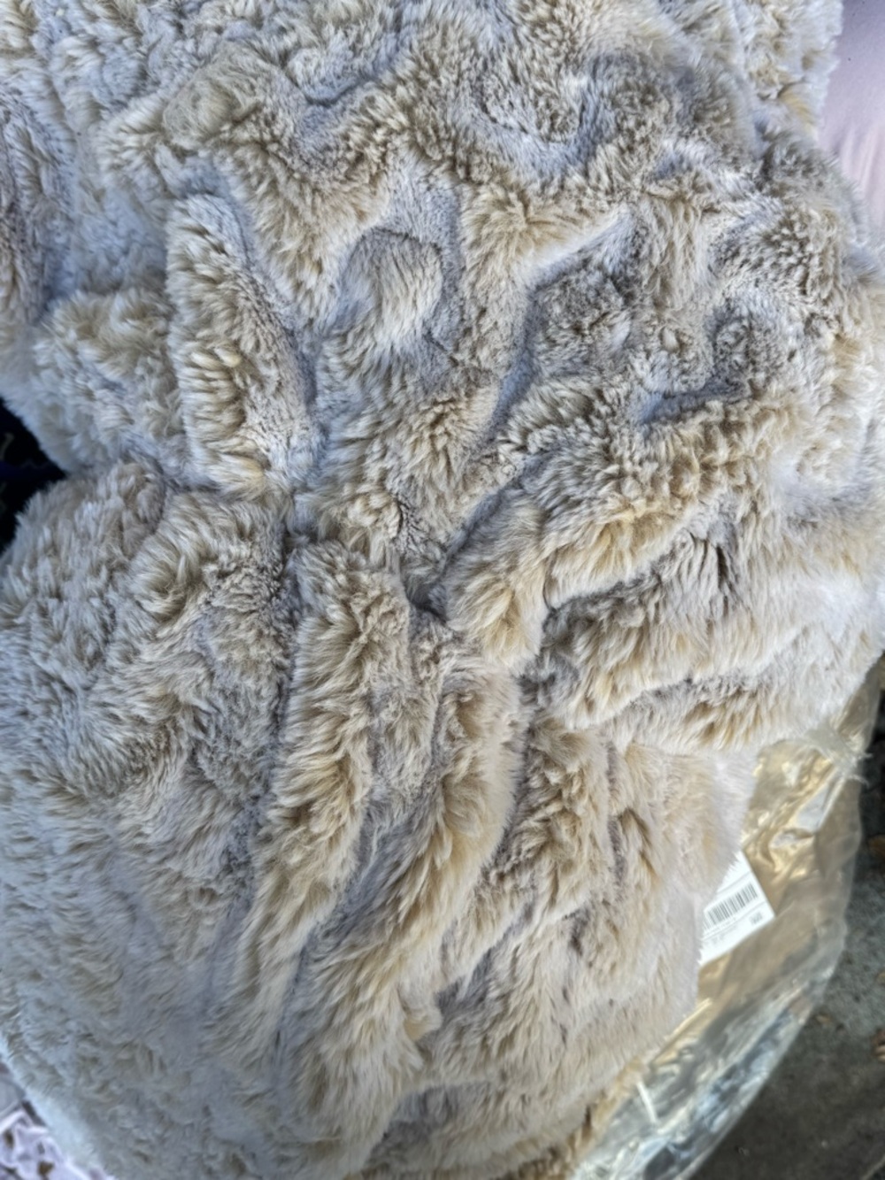 π¨π§Έ Anthropologie Luxe Faux Fur throw blanket in Pearl π§Έπ¨ - Picture 3 of 7